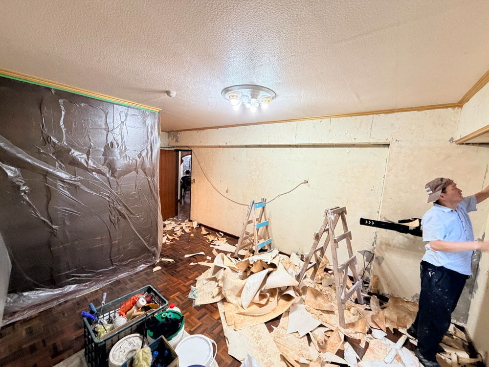永和老屋壁紙去除及牆面翻新－壁紙拆除現場