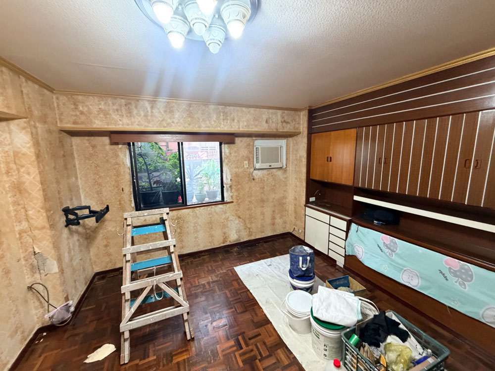 永和老屋壁紙去除及牆面翻新－翻新前的室內壁紙與窗邊牆面